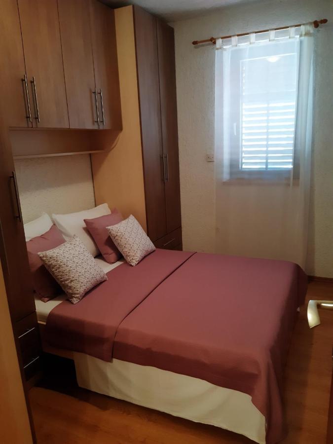 Apartment Margareta By El-Pi Tours Njivice Exteriör bild