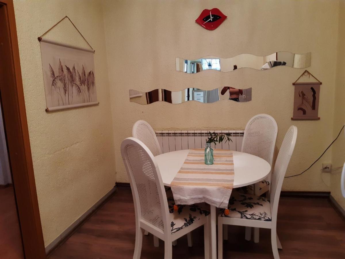 Apartment Margareta By El-Pi Tours Njivice Exteriör bild