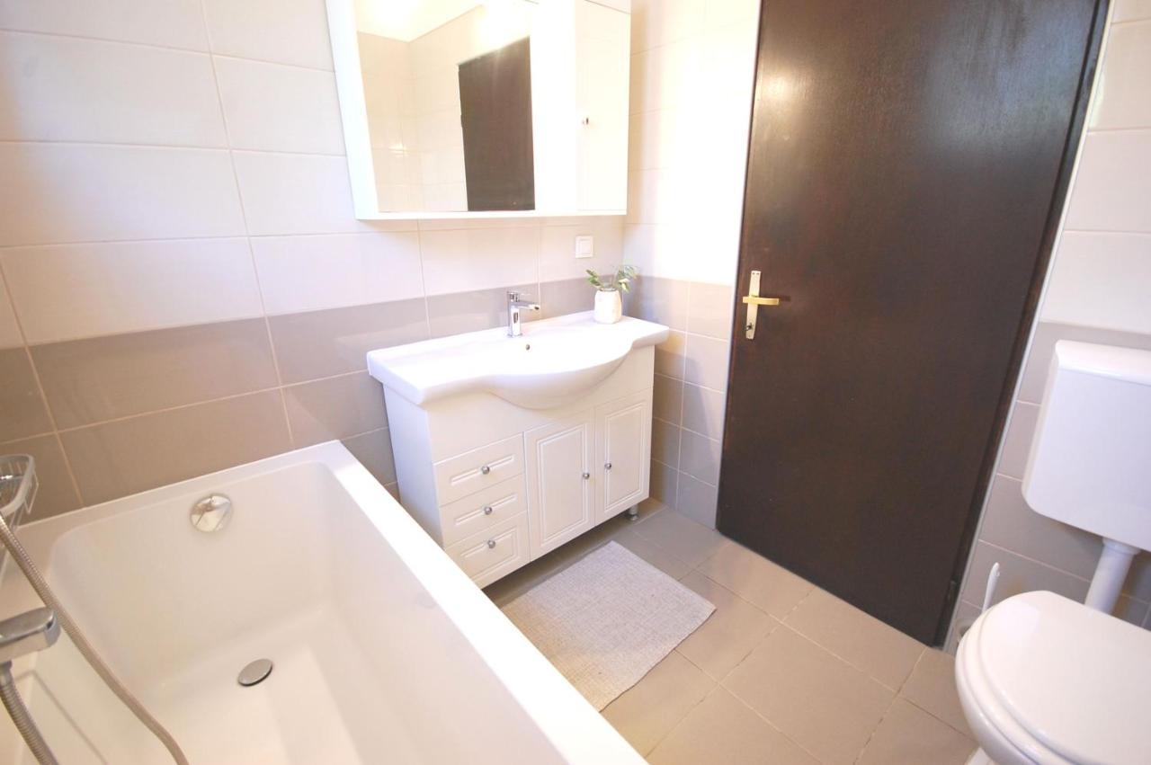Apartment Margareta By El-Pi Tours Njivice Exteriör bild