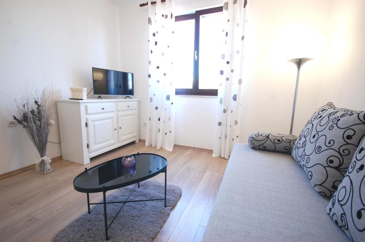 Apartment Margareta By El-Pi Tours Njivice Exteriör bild