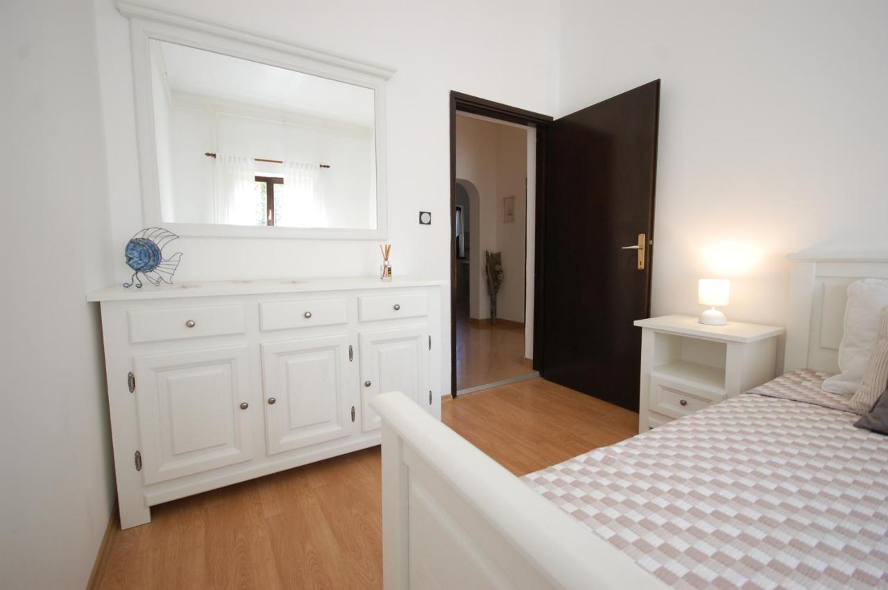 Apartment Margareta By El-Pi Tours Njivice Exteriör bild