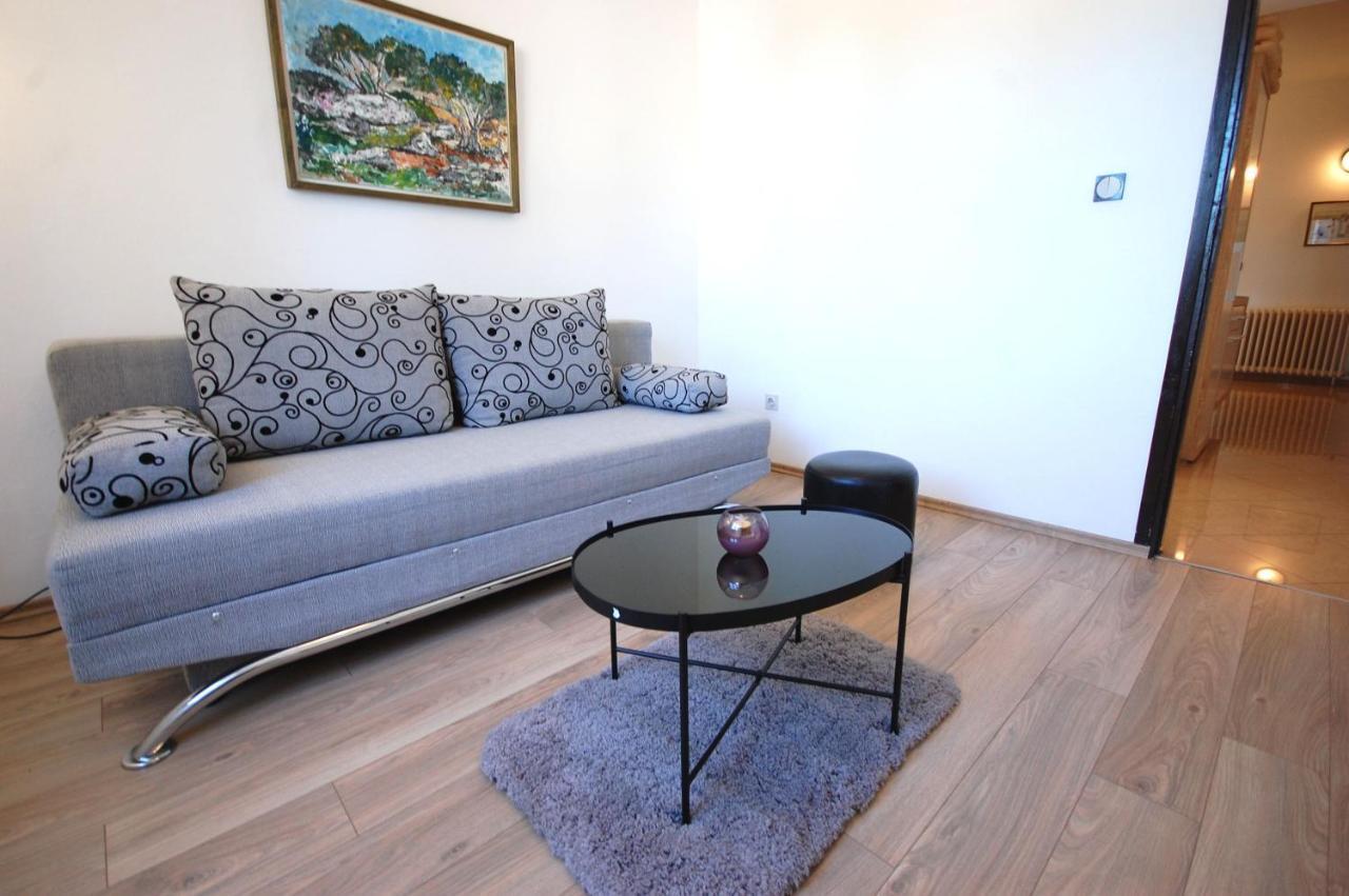 Apartment Margareta By El-Pi Tours Njivice Exteriör bild